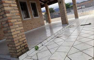 Imagem: A casa possui 4 Dormitórios, 3 Banheiros, 4 Vagas na garagem