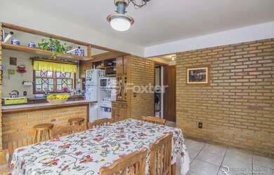 Imagem: A casa possui 3 Dormitórios, 4 Banheiros, 2 Vagas na garagem