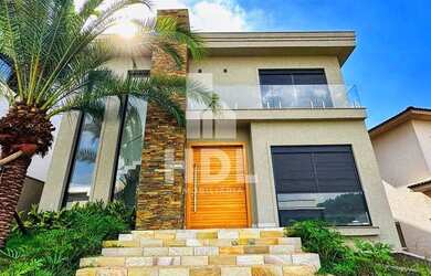 Imagem: A casa em condomínio possui 4 Dormitórios, 5 Banheiros, 441m²