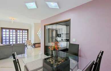 Imagem: A casa possui 3 Dormitórios, 2 Banheiros, 2 Vagas na garagem