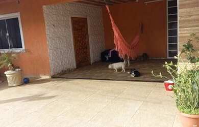 Imagem: A casa possui 3 Dormitórios, 4 Banheiros, 2 Vagas na garagem