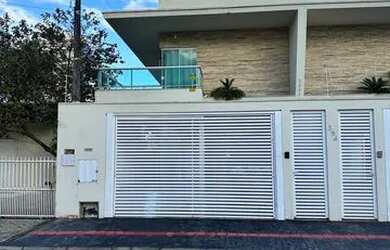 Imagem: A casa possui 3 Dormitórios, 3 Banheiros, 2 Vagas na garagem