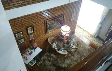 Imagem: A casa possui 2 Dormitórios, 3 Banheiros, 4 Vagas na garagem