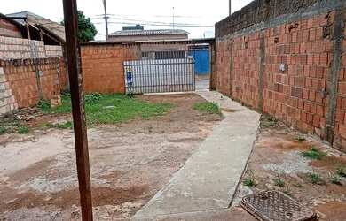 Imagem 9: Evandro Leal corretor de imóvel vende lote com casa na Qnr 03