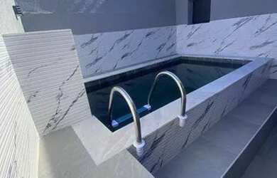 Imagem: A casa possui 3 Dormitórios, 2 Banheiros, 2 Vagas na garagem