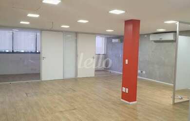 Imagem: O depósito possui 3 Vagas na garagem e 240m² de Área e está