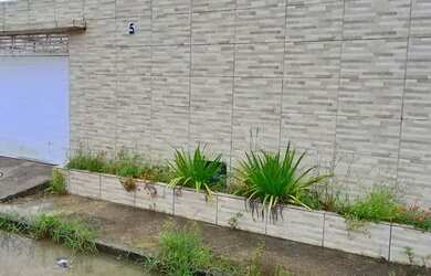 Imagem: A casa possui 3 Dormitórios, 1 Banheiro, 2 Vagas na garagem