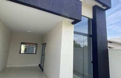 Imagem: A casa possui 3 Dormitórios, 1 Banheiro, 2 Vagas na garagem