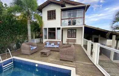 Imagem: A casa possui 2 Dormitórios, 3 Banheiros, 3 Vagas na garagem