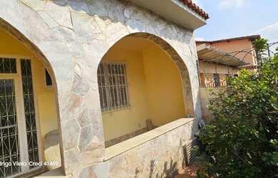 Imagem: A casa possui 4 Dormitórios, 3 Banheiros, 3 Vagas na garagem