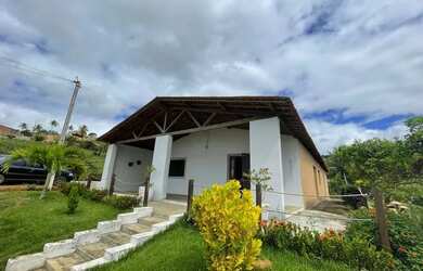 Imagem: A casa possui 3 Dormitórios, 3 Banheiros, 5 Vagas na garagem