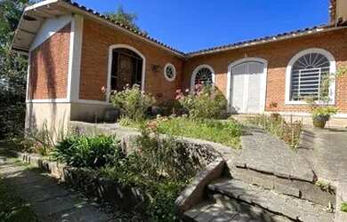 Imagem: A casa possui 4 Dormitórios, 5 Banheiros, 4 Vagas na garagem