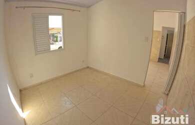 Imagem: A casa possui 1 Dormitório, 1 Banheiro, 1 Vaga na garagem