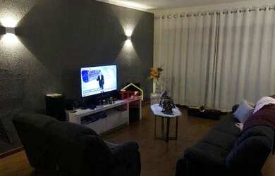 Imagem: A casa possui 3 Dormitórios, 3 Banheiros, 4 Vagas na garagem