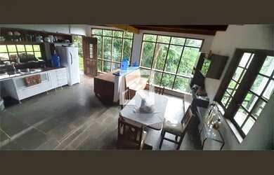 Imagem: A casa possui 1 Dormitório, 1 Banheiro, 4 Vagas na garagem