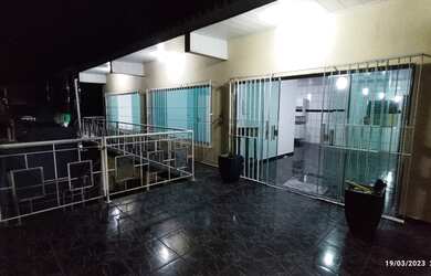 Imagem: A casa possui 4 Dormitórios, 2 Banheiros, 2 Vagas na garagem