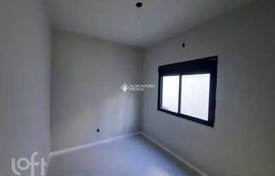 Imagem: A casa possui 3 Dormitórios, 1 Banheiro, 2 Vagas na garagem