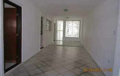 Imagem: A casa possui 3 Dormitórios, 4 Banheiros, 2 Vagas na garagem