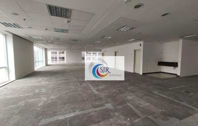 Imagem: O depósito possui 5 Vagas na garagem, 898m² de Área e está