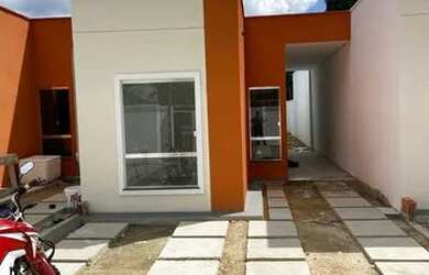 Imagem: A casa possui 3 Dormitórios, 1 Banheiro, 2 Vagas na garagem