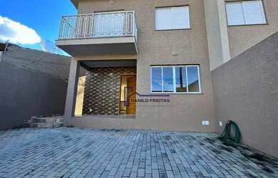 Imagem: A casa possui 3 Dormitórios, 3 Banheiros, 2 Vagas na garagem