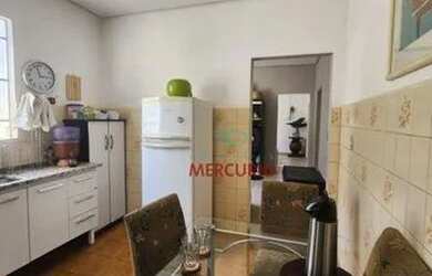 Imagem: A casa possui 4 Dormitórios, 2 Banheiros, 2 Vagas na garagem