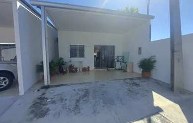 Imagem: A casa possui 2 Dormitórios, 1 Banheiro, 2 Vagas na garagem