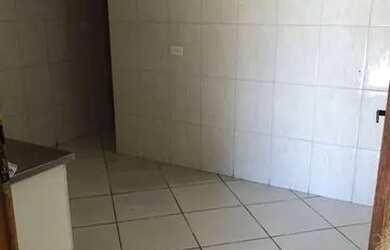 Imagem: A casa possui 1 Dormitório, 1 Banheiro, 1 Vaga na garagem e