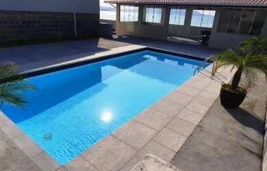 Imagem: A casa possui 3 Dormitórios, 4 Banheiros, 5 Vagas na garagem