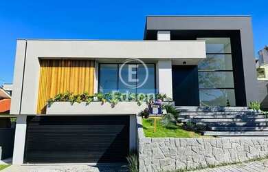 Imagem: A casa possui 3 Dormitórios, 3 Banheiros, 2 Vagas na garagem