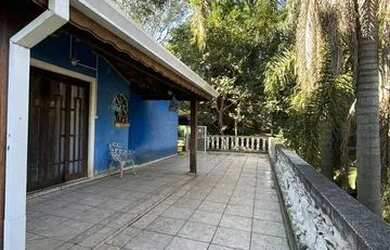 Imagem: A casa possui 3 Dormitórios, 2 Banheiros, 2 Vagas na garagem