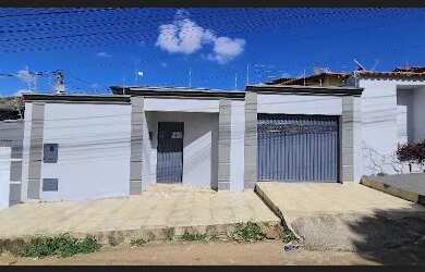 Imagem: A casa possui 3 Dormitórios, 2 Banheiros, 4 Vagas na garagem