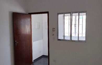 Imagem: A casa possui 3 Dormitórios, 1 Banheiro, 1 Vaga na garagem