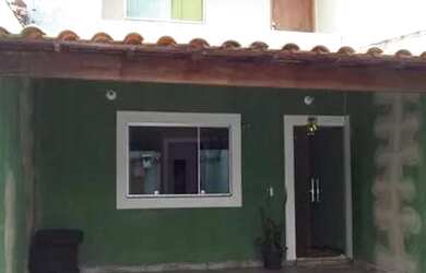 Imagem: A casa possui 3 Dormitórios, 1 Banheiro, 2 Vagas na garagem