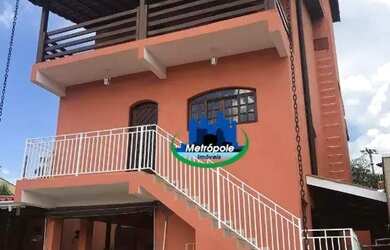 Imagem: A casa possui 4 Dormitórios, 4 Banheiros, 4 Vagas na garagem