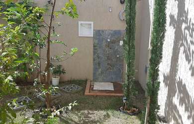 Imagem: A casa possui 1 Dormitório, 2 Banheiros, 3 Vagas na garagem