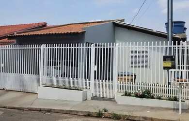 Imagem: A casa possui 2 Dormitórios, 1 Banheiro, 2 Vagas na garagem