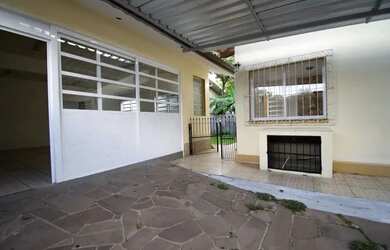 Imagem: A casa possui 3 Dormitórios, 2 Banheiros, 2 Vagas na garagem