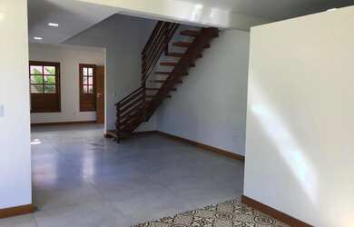 Imagem 2: Casa em Arraial Dajuda. Piscina, Ar-condicionado, 135m² de Áreae2 Vagas...