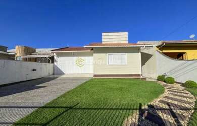 Imagem: A casa possui 3 Dormitórios, 3 Banheiros, 2 Vagas na garagem