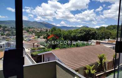 Imagem: A casa possui 3 Dormitórios, 5 Banheiros, 2 Vagas na garagem