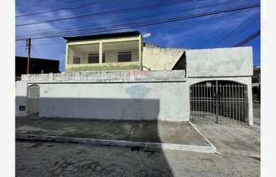 Imagem: A casa possui 5 Dormitórios, 3 Banheiros, 1 Vaga na garagem