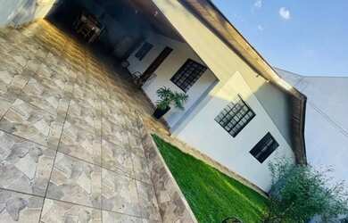 Imagem: A casa possui 5 Dormitórios, 3 Banheiros, 4 Vagas na garagem