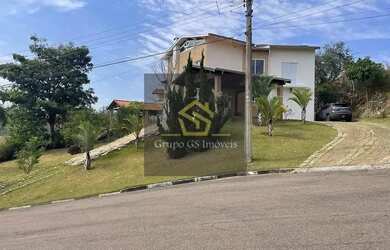 Imagem: A casa possui 4 Dormitórios, 5 Banheiros e 451m² de Área