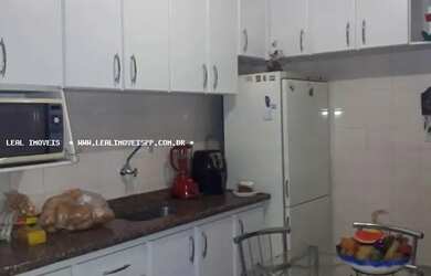 Imagem: A casa possui 3 Dormitórios, 3 Banheiros, 2 Vagas na garagem