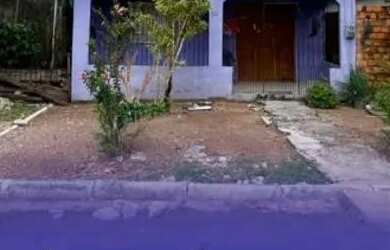 Imagem: A casa possui 3 Dormitórios, 1 Banheiro, 1 Vaga na garagem