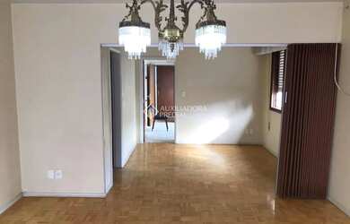 Imagem: A casa possui 3 Dormitórios, 1 Banheiro, 4 Vagas na garagem