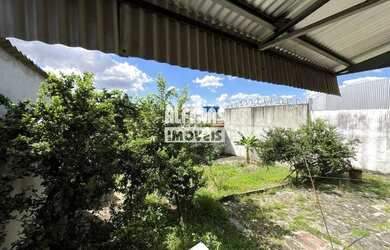 Imagem: A casa possui 3 Dormitórios, 1 Banheiro, 3 Vagas na garagem