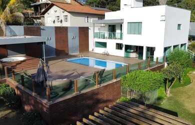 Imagem: A casa possui 4 Dormitórios, 5 Banheiros, 5 Vagas na garagem