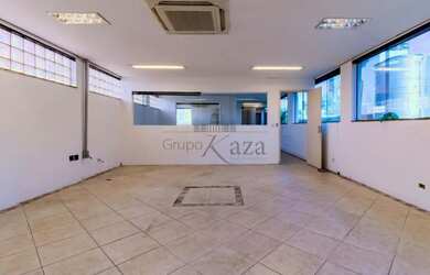 Imagem: O depósito possui 5 Vagas na garagem, 529m² de Área e está